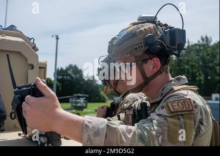 Senior Airman Christian Campbell, 19. Civil Engineer Squadron Sprengstoffbeseitigungstechniker, verwendet ein tragbares Gerät während seiner Untersuchung eines Kampfes, das nach einem simulierten Angriff während ROCKI 22-03 auf den Luftwaffenstützpunkt Little Rock, Arkansas, am 14. Mai 2022 gefunden wurde. Im Rahmen dieser Übung wurden die Spieler beauftragt, ein Kommando- und Kontrollkommando-Element auf eine Hauptoperationsbasis im Zuständigkeitsgebiet Indo-Pazifik zu entsenden, um die Mobilitätsflugkräfte in einem Szenario zu befehligen und zu kontrollieren, das sich von der Einrichtung der anfänglichen Einsatzfähigkeit hin zum Betrieb in einer Kommunikationsschnittstelle entwickelt Stockfoto