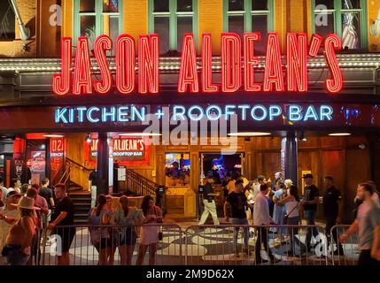 Nashville, Tennessee, USA - 22. Juni 2022 - die Nachtszene und Menschenmassen vor Jason Aldean's Kitchen and Rooftop Bar Stockfoto