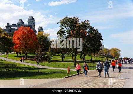 Syracuse, New York, USA - 15. Oktober 2022 - die Studenten und Besucher des Campus im Herbst Stockfoto