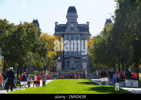 Syracuse, New York, USA - 15. Oktober 2022 - die Studenten und Besucher des Campus im Herbst in der Nähe der Hall of Languages Stockfoto