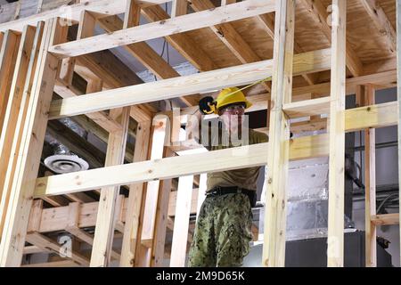 (220516-N-OI810-0351) KEY WEST, Florida (16. Mai 2022) Stahlarbeiter 1. Klasse Leonardo Gomez, aus Bogota, Kolumbien, dem Naval Mobile Construction Battalion (NMCB) 14 zugeteilt, misst einen vertikalen Bolzen während der Installation eines Büroraums in der Zentralen Verarbeitungsanlage der Joint Interagency Task Force (JIATF) South, Am Naval Air Station Key West (NASKW), 16. Mai 2022. Der NMCB-14 zugeteilte Seebären reisten nach NASKW, um vor Ort Schulungen durchzuführen und bei der Instandhaltung von Anlagen und Anlagen behilflich zu sein. NMCB-14 bietet fortgeschrittenen Basisbau, Kampfschadenreparatur, Notfalltechnik, humanitäre Hilfe Stockfoto