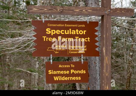 Ein Schild am Eingang zum Speculator Tree Farm Trakt in den Adirondack Mountains, NY USA, mit Zugang zu Siamese Ponds Wilderness Stockfoto