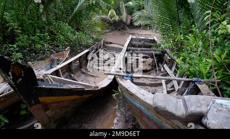 Drei Alte Traditionelle Fischerboote, Die Durch Den Fluss Und Den Nipa-Wald Beschädigt Wurden Stockfoto