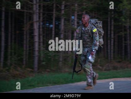 USA Army Reserve PFC. Jordan Watson von der 332. Medical Brigade drängt sich selbst dazu, den 12-Kilometer-marsch zu absolvieren, während er am 17. Mai 2022 am Wettbewerb „Bestes Team“ in Fort McCoy, Wisconsin, teilnimmt. Etwa 40 Soldaten aus dem ganzen Land reisten nach Fort McCoy, Wisconsin, um in den 2022 USA anzutreten Army Reserve Best Squad Competition vom 14. Bis 21. Mai 2022. Der BSC 2022 ist ein jährlicher Wettbewerb, bei dem die besten Soldaten aus den USA zusammenkommen Armeereserve, um unter ihren Kollegen den Titel „NCO of the Year“, „Soldier of the Year“ und „Best Squad“ zu erhalten. Mitbewerber A Stockfoto