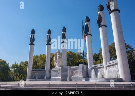 CDMX, CDMX, 11 12 22, Obelisk für die Kinder Helden vor dem Altar zur Heimat an einem Sommertag, keine Menschen Stockfoto