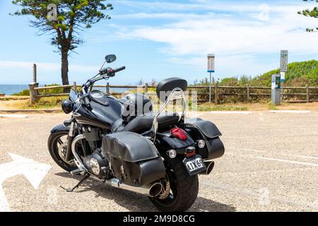 Schwarzes Modell aus dem Jahr 2015 Triumph Thunderbird Storm parkt am Strand in Newport Beach Auto geparkt, Motorrad ist Eigentum freigegeben, Sydney, Australien Stockfoto