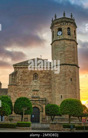 Die Kirche San Mateo in der Stadt Banos de la Encina, Spanien Stockfoto