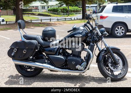 Schwarzes Modell aus dem Jahr 2015 Triumph Thunderbird Storm parkt am Strand in Newport Beach Auto geparkt, Motorrad ist Eigentum freigegeben, Sydney, Australien Stockfoto