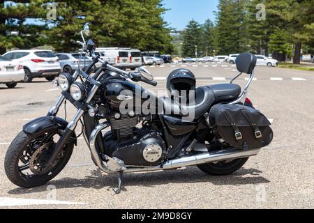 Schwarzes Modell aus dem Jahr 2015 Triumph Thunderbird Storm parkt am Strand in Newport Beach Auto geparkt, Motorrad ist Eigentum freigegeben, Sydney, Australien Stockfoto