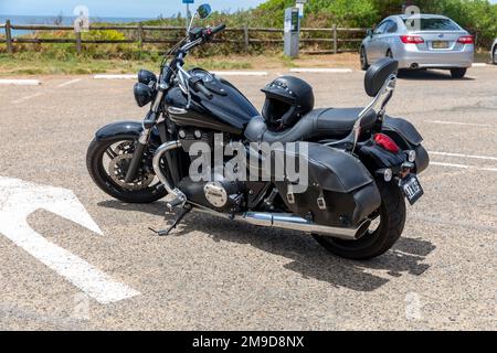 Schwarzes Modell aus dem Jahr 2015 Triumph Thunderbird Storm parkt am Strand in Newport Beach Auto geparkt, Motorrad ist Eigentum freigegeben, Sydney, Australien Stockfoto