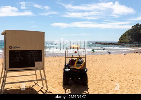 Australian Lifeguard Service Surf Rescue in Palm Beach Sydney im Sommer 2023, Lifeguard Hut Tower und Surf Vehicle, Sydney, NSW, Australien Stockfoto