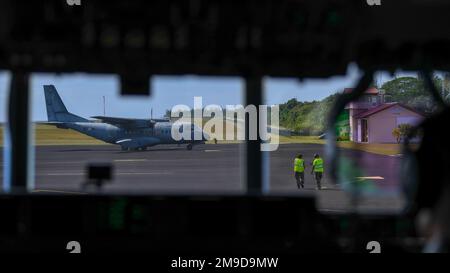 Eine französische CASA CN-235 bereitet sich auf den Start von Tahiti, Französisch-Polynesien, am 16. Mai 2022 vor. Marara 22 ist eine multinationale Ausbildung, die die Fähigkeit der Partner zur Bewältigung komplexer und zukünftiger Unsicherheiten im gesamten Indo-Pazifik-Raum fördert. Stockfoto