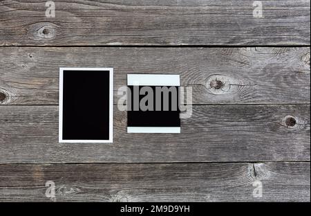 Sofortige und 35mm-Filmfotos auf einem rustikalen Holzschreibtisch Stockfoto