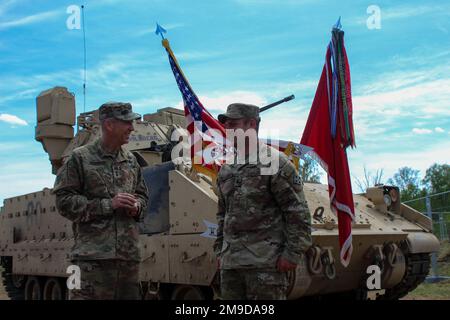 USA Generalmajor Jeffrey Broadwater, stellvertretender General des V-Corps, spricht mit einem Soldaten des 588. Brigaden-Ingenieurbataillons, 3. Kampfteam der Panzerbrigade, 4. Infanterie-Division, während einer Wiedereingliederungszeremonie in Drawsko Pomorskie, Polen, 17. Mai 2022. Broadwater wurde über Twitter als Wiedereingliederungsbeamter angefordert. Stockfoto