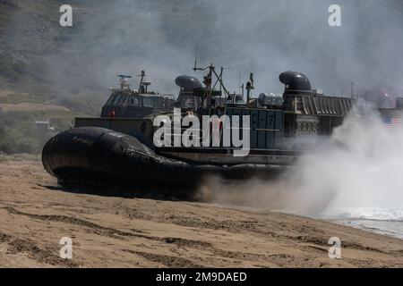 EIN US-AMERIKANISCHER Navy Landing Craft Air Cushion landet an einem Strand oder bei einer Veranstaltung der Vereinten Kräfte während der Übung Alexander the Great 2022, Skyros, Griechenland, 17. Mai 2022. Alexander der große 22 stärkt die Interoperabilität und Einsatzbereitschaft zwischen den USA, Griechenland und den alliierten Nationen, verbessert die strategische Verteidigung und Partnerschaft und fördert gleichzeitig Sicherheit und Stabilität in der Region. Stockfoto