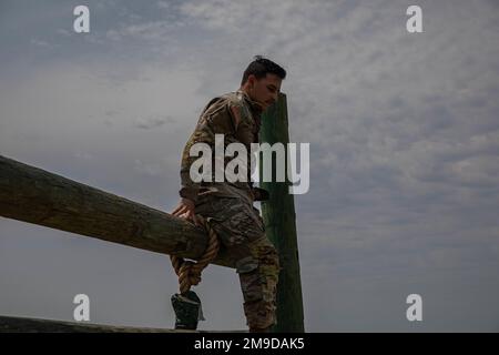 CPL. Anthonie Esparza, Nationalgarde Missouri, klettert am Camp Gruber Training Center in der Nähe von Braggs, Okla., 17. Mai 2022 über ein Hindernis. Esparza nimmt am Wettbewerb der Nationalgarde der V-Besten Krieger Teil. Der jährliche Wettbewerb führt hochrangige Soldaten zusammen, um sie bei einer Vielzahl von Aufgaben von Armeekriegern herauszufordern. Er besteht aus acht Veranstaltungen, die die Bereitschaft der Soldaten fördern und Einzelpersonen würdigen, die die Werte der Armee verkörpern. (Oklahoma National Guard Foto von Sergeant Reece Heck) Stockfoto