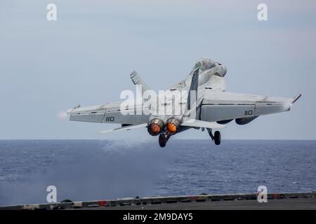 PHILIPPINE SEA (17. Februar 2022) ein F/A-18F Super Hornet, das den „Black Aces“ der Streikkkampfstaffel (VFA) 41 zugeteilt wurde, startet vom Cockpit des Flugzeugträgers USS Abraham Lincoln (CVN 72) der Nimitz-Klasse. Die Abraham Lincoln Strike Group befindet sich in einem geplanten Einsatz im US-7.-Flottenbereich, um die Interoperabilität durch Allianzen und Partnerschaften zu verbessern und gleichzeitig als einsatzbereite Truppe zur Unterstützung einer freien und offenen Region Indo-Pacific zu fungieren. Stockfoto