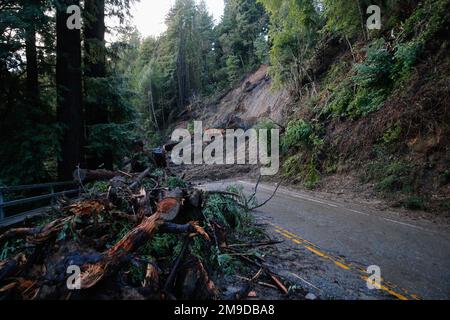 Ben Lomond, Usa. 16. Januar 2023. Ein Blick auf den Erdrutsch in Ben Lomond, der zur Straßensperrung führte und die Fahrer alternative Routen nutzen mussten. Während die Sturmsysteme diesen Monat in Kalifornien niedergeschlagen wurden, gab es zahlreiche Erdrutsche. Mehrere Straßen mussten aufgrund des Erdrutsches schließen. Am 16. Januar ereignete sich ein Erdrutsch in Santa Cruz County, Kalifornien. Es hat den Highway 9 in Ben Lomond gesperrt. Kredit: SOPA Images Limited/Alamy Live News Stockfoto