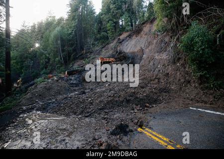 Ben Lomond, Usa. 16. Januar 2023. Ein Blick auf den Erdrutsch in Ben Lomond, der zur Straßensperrung führte und die Fahrer alternative Routen nutzen mussten. Während die Sturmsysteme diesen Monat in Kalifornien niedergeschlagen wurden, gab es zahlreiche Erdrutsche. Mehrere Straßen mussten aufgrund des Erdrutsches schließen. Am 16. Januar ereignete sich ein Erdrutsch in Santa Cruz County, Kalifornien. Es hat den Highway 9 in Ben Lomond gesperrt. Kredit: SOPA Images Limited/Alamy Live News Stockfoto