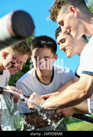 ANNAPOLIS, Md. (17. Mai 2022) Midshipmen der U.S. Naval Academy nehmen an den Seeverfahren teil. Sea Trials ist ein Höhepunkt für Midshipmen der vierten Klasse, die nach dem Vorbild des Marine Corps und der Navy's Battle Stations gebaut wurden. Die Marineakademie bereitet junge Männer und Frauen vor, professionelle Offiziere mit Kompetenz, Charakter und Mitgefühl im US Navy and Marine Corps zu werden. Midshipmen, Plebes, Sea Trials, USNA, Stockfoto