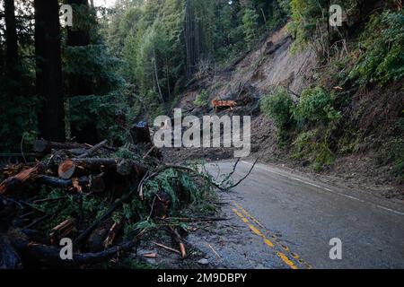 Ben Lomond, Usa. 16. Januar 2023. Ein Blick auf den Erdrutsch in Ben Lomond, der zur Straßensperrung führte und die Fahrer alternative Routen nutzen mussten. Während die Sturmsysteme diesen Monat in Kalifornien niedergeschlagen wurden, gab es zahlreiche Erdrutsche. Mehrere Straßen mussten aufgrund des Erdrutsches schließen. Am 16. Januar ereignete sich ein Erdrutsch in Santa Cruz County, Kalifornien. Es hat den Highway 9 in Ben Lomond gesperrt. (Foto: Michael Ho Wai Lee/SOPA Images/Sipa USA) Guthaben: SIPA USA/Alamy Live News Stockfoto