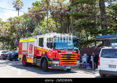 Die Feuerwehr von Sydney NSW von Mona Vale parkte am Bilgola Beach in Sydney, NSW, Australien Stockfoto