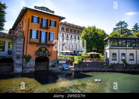 Blick auf die Straße und den See von Como an der südlichen Spitze des Comer Sees in Norditalien Stockfoto