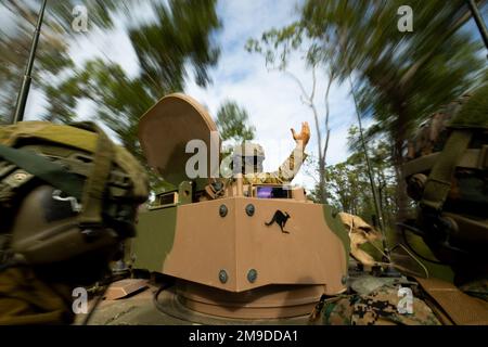 Australian Army Sgt. Jarred Gouma (Center), ein M113 Panzerwagen-Commander, spricht mit den USA Marinekorps LT. Oberstleutnant Duncan French (rechts), Executive Officer, Marine Rotational Force-Darwin (MRF-D) 22, und LT. Oberstleutnant Richard Niessl, kommandierender Offizier, 6. Bataillon, Royal Australian Regiment, 7. Brigade, Während der Übung Southern Jackaroo 22 im Shoalwater Bay Training Area, Queensland, Australien, 18. Mai 2022. Southern Jackaroo ist eine multilaterale Übung, die von Marines mit MRF-D, der australischen Armee und Japan Ground Self-Defense Force-Soldaten durchgeführt wird und sich auf Live-Fire an konzentriert Stockfoto