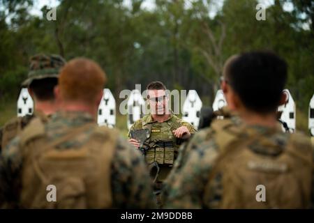 Ein Kampfschwimmer der australischen Armee mit 6. Bataillon, Royal Australian Regiment, 7. Brigade, leitet die USA Marines mit 3D. Bataillon, 7. Marineregiment, Bodenkampfelement, Marine Rotational Force-Darwin (MRF-D) 22, über Kampfschusstechniken während der Übung Southern Jackaroo 22 im Shoalwater Bay Trainingsbereich, Queensland, Australien, 18. Mai 2022. Southern Jackaroo ist eine multilaterale Übung, die von Marines mit MRF-D, der australischen Armee und japanischen Bodenwehrsoldaten durchgeführt wird und sich auf die Ausbildung von Feuerwaffen und kombinierten Waffen konzentriert. Stockfoto