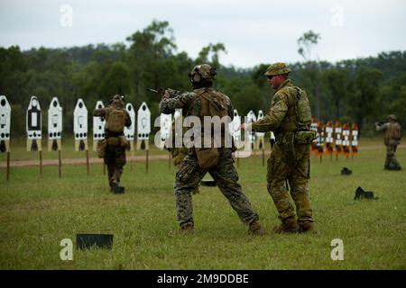 Ein Kampfschwimmer der australischen Armee mit 6. Bataillon, Royal Australian Regiment, 7. Brigade, trainiert eine US-Armee Marine mit 3D. Bataillon, 7. Marine Regiment, Bodenkampfelement, Marine Rotational Force-Darwin (MRF-D) 22, Kampfgeschick während der Übung Southern Jackaroo 22 im Shoalwater Bay Training Area, Queensland, Australien, 18. Mai 2022. Southern Jackaroo ist eine multilaterale Übung, die von Marines mit MRF-D, der australischen Armee und japanischen Bodenwehrsoldaten durchgeführt wird und sich auf die Ausbildung von Feuerwaffen und kombinierten Waffen konzentriert. Stockfoto