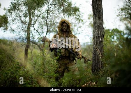 Australian Army Lance CPL. Brendan Bond, ein Scharfschütze mit 6. Bataillon, Royal Australian Regiment, 7. Brigade, posiert für ein Foto während der Übung Southern Jackaroo 22 im Shoalwater Bay Training Area, Queensland, Australien, 18. Mai 2022. Southern Jackaroo ist eine multilaterale Übung, die von Marines mit Marine Rotational Force-Darwin, der australischen Armee und Japan Ground Self-Defense Force Soldaten durchgeführt wird und sich auf die Ausbildung von Feuerwaffen und kombinierten Waffen konzentriert. Stockfoto