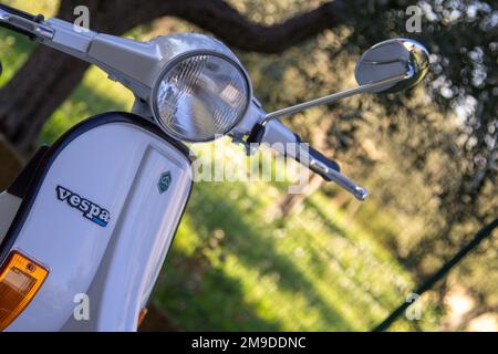 Nahaufnahme eines alten weißen Piaggio Vespa-Motorrads. Firenze, Italia 01-15-2023 Stockfoto