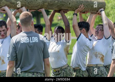 ANNAPOLIS, Md. (17. Mai 2022) Midshipmen der U.S. Naval Academy nehmen an Seeverfahren teil. Sea Trials ist ein Höhepunkt für Midshipman der vierten Klasse, nach dem Vorbild des Marine Corps Crucible und der Navy's Battle Stations. Die Marineakademie bereitet junge Männer und Frauen vor, professionelle Offiziere mit Kompetenz, Charakter und Mitgefühl im US Navy and Marine Corps zu werden. Midshipmen, Seeversuche, USNA, Stockfoto