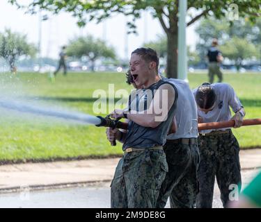 ANNAPOLIS, Md. (17. Mai 2022) Midshipmen der U.S. Naval Academy nehmen an Seeverfahren teil. Sea Trials ist ein Höhepunkt für Midshipman der vierten Klasse, nach dem Vorbild des Marine Corps Crucible und der Navy's Battle Stations. Die Marineakademie bereitet junge Männer und Frauen vor, professionelle Offiziere mit Kompetenz, Charakter und Mitgefühl im US Navy and Marine Corps zu werden. Midshipmen, Seeversuche, USNA, Stockfoto