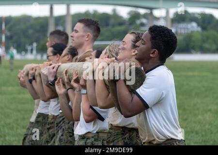 ANNAPOLIS, Md. (17. Mai 2022) Midshipmen der U.S. Naval Academy nehmen an Seeverfahren teil. Sea Trials ist ein Höhepunkt für Midshipman der vierten Klasse, nach dem Vorbild des Marine Corps Crucible und der Navy's Battle Stations. Die Marineakademie bereitet junge Männer und Frauen vor, professionelle Offiziere mit Kompetenz, Charakter und Mitgefühl im US Navy and Marine Corps zu werden. Midshipmen, Seeversuche, USNA, Stockfoto