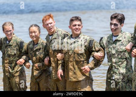 ANNAPOLIS, Md. (17. Mai 2022) Midshipmen der U.S. Naval Academy nehmen an Seeverfahren teil. Sea Trials ist ein Höhepunkt für Midshipman der vierten Klasse, nach dem Vorbild des Marine Corps Crucible und der Navy's Battle Stations. Die Marineakademie bereitet junge Männer und Frauen vor, professionelle Offiziere mit Kompetenz, Charakter und Mitgefühl im US Navy and Marine Corps zu werden. Midshipmen, Seeversuche, USNA, Stockfoto