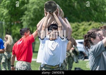 ANNAPOLIS, Md. (17. Mai 2022) Midshipmen der U.S. Naval Academy nehmen an Seeverfahren teil. Sea Trials ist ein Höhepunkt für Midshipman der vierten Klasse, nach dem Vorbild des Marine Corps Crucible und der Navy's Battle Stations. Die Marineakademie bereitet junge Männer und Frauen vor, professionelle Offiziere mit Kompetenz, Charakter und Mitgefühl im US Navy and Marine Corps zu werden. Midshipmen, Seeversuche, USNA, Stockfoto
