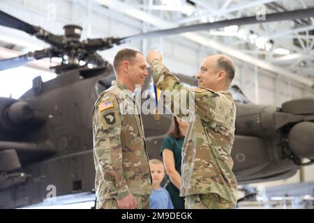 USA Armeekollege Jason T. Arriaga, 1. Kampfluftfahrtbrigade, 1. Infanteriedivision, Commander, würdigte den ausscheidenden Befehlshaber des Oberbefehlshabers 5 Marcus A. Vanney während seiner Preisverleihung am 17. Mai 2022 in Fort Riley, Kansas. Arriaga dankte Vanney für seine Unterstützung und sein Engagement während seiner Amtszeit. Stockfoto