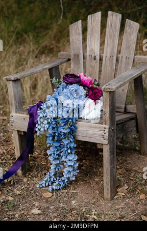 Magentafarbene, blaue und pinkfarbene Peonis mit Wisteria - Nahaufnahme der Brautblumen Stockfoto