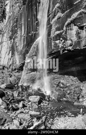 Manali-Farben in Himachal Pradesh Indien. Panoramablick auf den Himalaya. Regenbogenwasserfall des Jogni Wasserfalls Wanderung in der Natur von Manali Himachal Pradesh Stockfoto