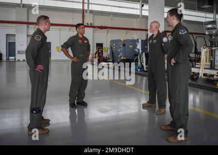 USA Leutnant Commander Der Marine. Joel Pena, Zweiter von links, Unmanned Patrol Squadron 19 (VUP-19) Maintenance Officer und Air Force-Mitglieder der 348. Reconnaissance Squadron diskutieren die Unterschiede und Ähnlichkeiten zwischen dem RQ-4 Global Hawk Block 40 und dem MQ-4C Triton Block 50 Flugzeug am Marinestützpunkt Mayport, Florida, 17. Mai 2022. Mitglieder des US-Verteidigungsministeriums und Mitglieder des US-Verteidigungsministeriums versammelten sich in der Naval Air Station Jacksonville zum Joint Unmanned Interagency Collaboration Enterprise Summit vom 16. Bis 17. Mai 2022. Stockfoto