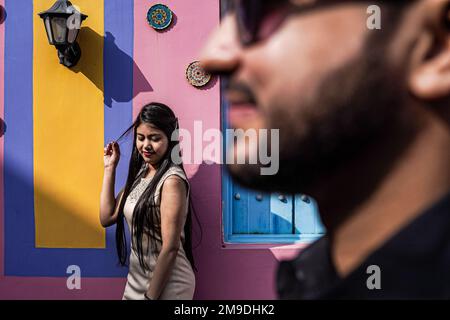 Vor der Hochzeit wurde ein junges indisches Paar im Photo Paradise Studio in Delhi India aufgenommen. Ein romantisches Paar, das in Delhi erschossen wird. Das beste junge Paar India Shoot Stockfoto