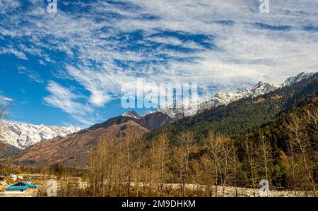 Manali-Farben in Himachal Pradesh Indien. Panoramablick auf den Himalaya. Regenbogenwasserfall des Jogni Wasserfalls Wanderung in der Natur von Manali Himachal Pradesh Stockfoto