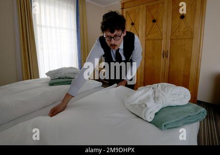 Bad Doberan, Deutschland. 17. Januar 2023. Michel Polak Carlota aus São Paulo (Brasilien), ein potenzieller Geschäftsmann für Tourismus und Freizeit, schaut in eines der Zimmer, um zu sehen, ob alles für die neuen Gäste bereit ist. Der 32-Jährige arbeitet derzeit als Hotelrezeptionist im Rahmen des Projekts „Hand in Hand für internationale Talente“ im 4-Sterne-Hotel Aquamarin. Auf einer Presseveranstaltung am 19.01.2023 in Heiligendamm werden das Projekt von der Bundesagentur für Arbeit, der Arbeitsagentur Rostock und der Industrie- und Handelskammer IHK zu Rost Credit vorgestellt: dpa/Alamy Live News Stockfoto