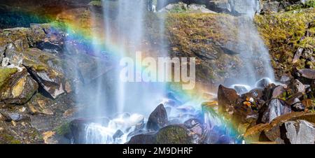 Manali-Farben in Himachal Pradesh Indien. Panoramablick auf den Himalaya. Regenbogenwasserfall des Jogni Wasserfalls Wanderung in der Natur von Manali Himachal Pradesh Stockfoto