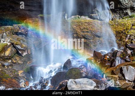 Manali-Farben in Himachal Pradesh Indien. Panoramablick auf den Himalaya. Regenbogenwasserfall des Jogni Wasserfalls Wanderung in der Natur von Manali Himachal Pradesh Stockfoto