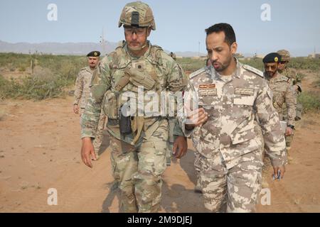 Lieutenant Col. Matthew Inglis, 5-52 Air Defense Artillery Battalion Commander, spricht mit einem katarischen Luftabwehroffizier während einer bedeutenden Besuchertour während der Roving Sands 2022. Roving Sands zog eine Reihe von prominenten Besuchern aus der gesamten US-Armee sowie allgemeine Luftabwehroffiziere aus Katar, Saudi-Arabien, Kuwait und den Vereinigten Arabischen Emiraten an. 32d, AAMDC, Stockfoto