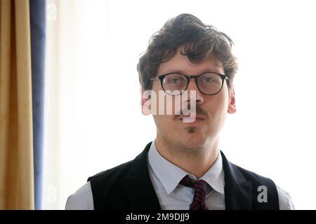 Bad Doberan, Deutschland. 17. Januar 2023. Michel Polak Carlota aus São Paulo (Brasilien), ein potenzieller Geschäftsmann für Tourismus und Freizeit. Der 32-Jährige arbeitet derzeit im Rahmen des Projekts „Hand in Hand für internationale Talente“ als Hotelrezeptionist im vier-Sterne-Hotel Aquamarin. Auf einer Presseveranstaltung am 19.01.2023 in Heiligendamm werden das Projekt von der Bundesagentur für Arbeit, der Arbeitsagentur Rostock und der Industrie- und Handelskammer IHK zu Rostock vorgestellt. Kredit: Bernd Wüstneck/dpa/Alamy Live News Stockfoto