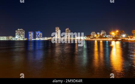 Panoramafoto von Miami bei Nacht. Bayside Marketplace Miami Downtown hinter MacArthur Causeway vom Venetian Causeway. Stockfoto