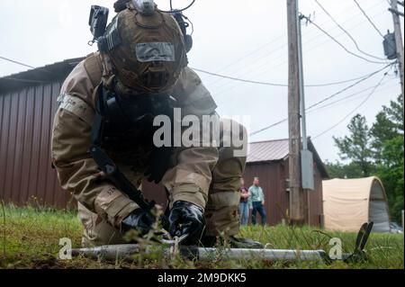 Senior Airman Christian Campbell, 19. Civil Engineer Squadron Sprengstoffbeseitigungstechniker, sichert während ROCKI 22-03 am Little Rock Air Force Base, Arkansas, 17. Mai 2022 ein simuliertes, nicht explodiertes Geschütz. Bei dieser Übung wurden die Spieler beauftragt, ein Kommando- und Kontrollkommando-Element auf eine Hauptoperationsbasis im Zuständigkeitsgebiet Indopazifischer Kommandobereich zu entsenden, um die Mittel der Mobilitäts-Luftwaffe zu befehligen und zu kontrollieren, und zwar nach einem Szenario, das sich vom Aufbau der anfänglichen Einsatzfähigkeit fortentwickelt hat; In einer Umgebung mit eingeschränkter Kommunikation zu arbeiten, Gegenmaßnahmen zu ergreifen. Stockfoto